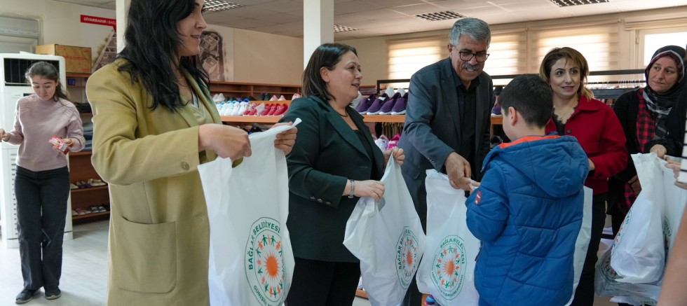 Eş Başkanlardan çocuklara ve ailelere bayram hediyesi