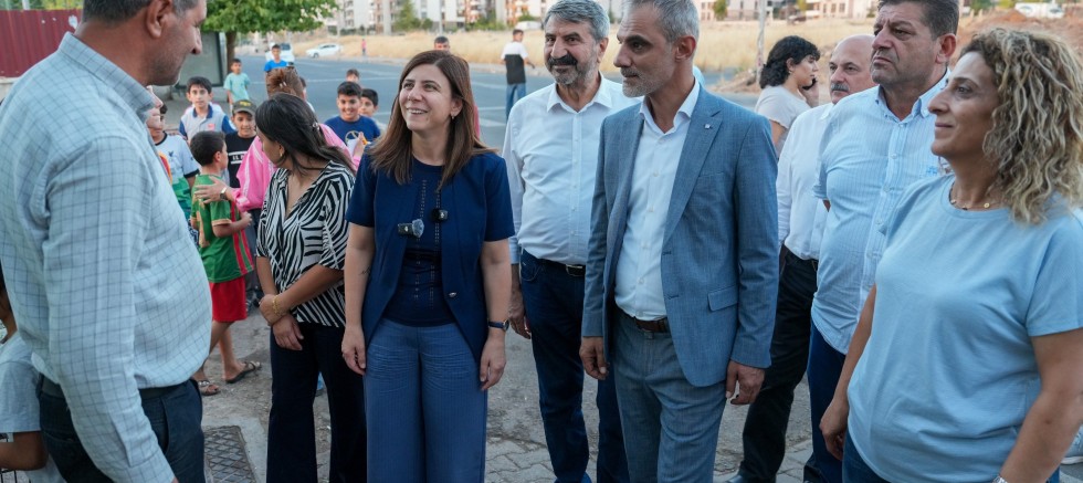 Eşbaşkan Bucak, Barış Mahallesi’nde esnaf ve vatandaşların taleplerini dinledi