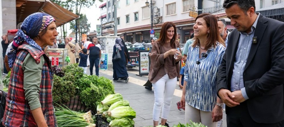 Eşbaşkan Bucak, Gazi Caddesi Esnafının Sorunlarını Dinledi