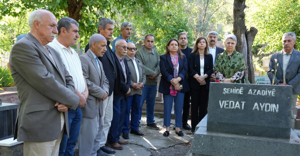 Eşbaşkan Bucak, Vedat Aydın’ın mezarını ziyaret etti