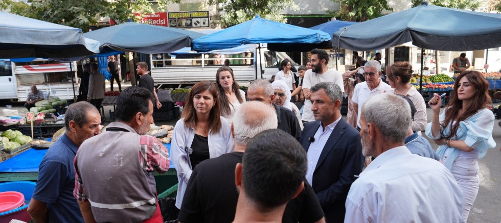 Eşbaşkanlar Bağlar’daki semt pazarında esnaf ve vatandaşlarla buluştu