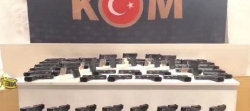 Eskişehir’de arızalı süsü verilen araçtan 480 tabanca ve binlerce silah parçası çıktı