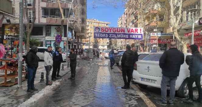 Esnaf yüksek elektrik faturaları için DEDAŞ'ı protesto etti