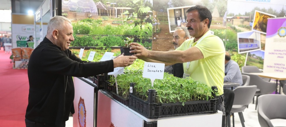 Fuar vitrininde dağıtılan 200 bin fide tartışma yarattı: “Destek mi, geçici çözüm mü?”