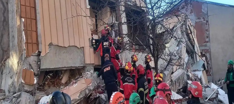 Gebze’de çöken binada aynı aileden 4 kişi hayatını kaybetti