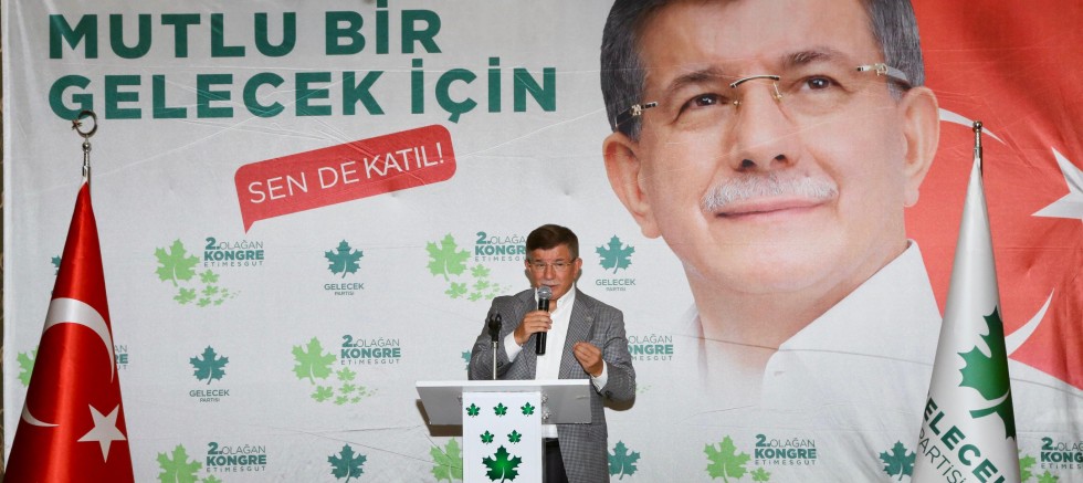 Gelecek Partisi Lideri Davutoğlu’ndan İçişlerine mafya mesajı: “Eşkiya şimdi İstanbul’da Esenyurt’ta, Ankara’nın sokaklarında, İzmir’in sokaklarında heryerde!”