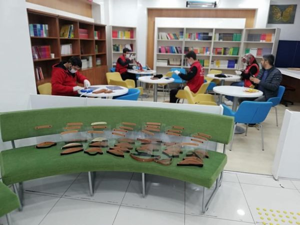 GENÇLİK MERKEZLERİNDE YÜZ  KORUYUCU SİPER ÜRETİLİYOR