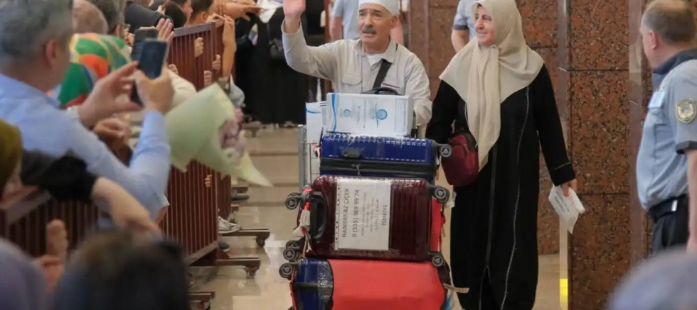 Hac ibadetini tamamlayan ilk kafile yurda döndü