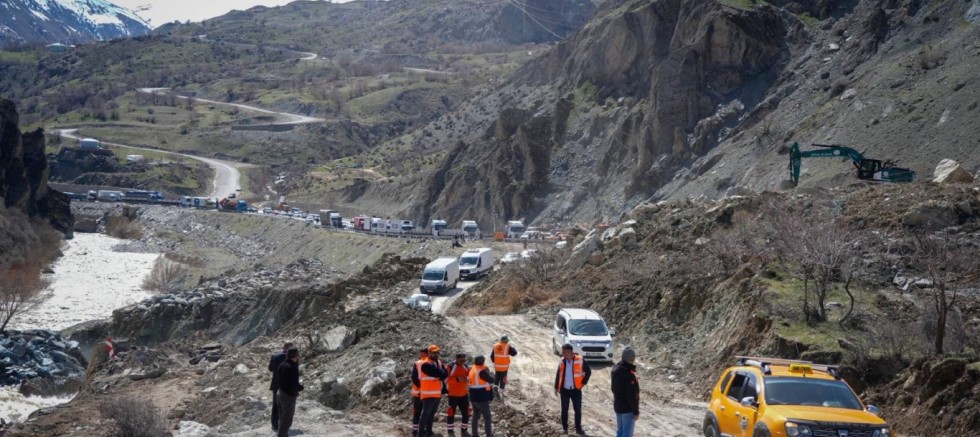 Hakkari-Van kara yolundaki heyelan bölgesinde çalışmalar sürüyor