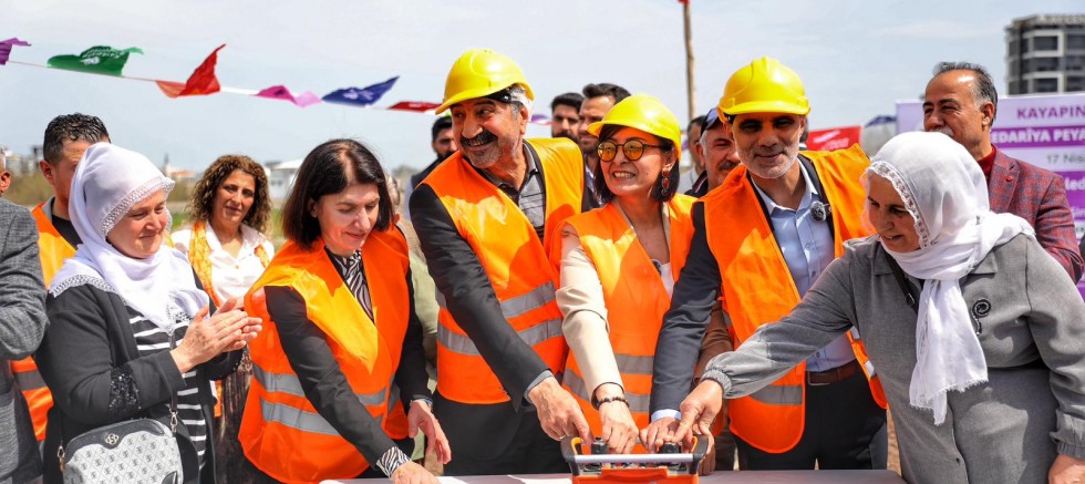 Hasta yakınlarına sosyal yaşam alanı: Kayapınar’da yeni tesisin temeli atıldı