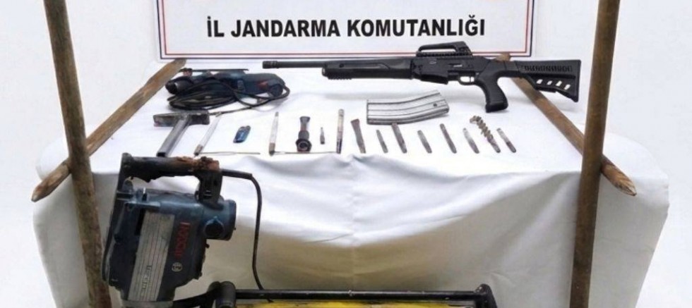 Hazro'da Kaçak Kazıya Suçüstü: 5 Şüpheli Yakalandı