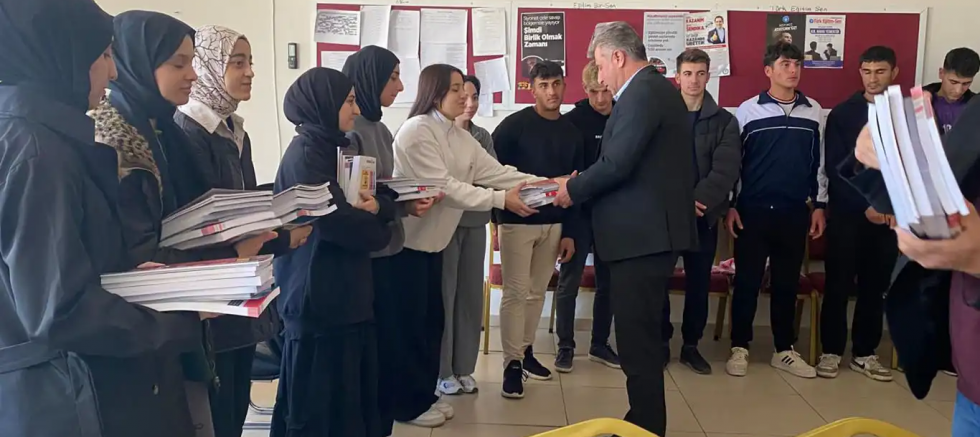 HÜDA PAR'lı Belediye Başkanı Özhan, üniversite adaylarına ücretsiz kaynak kitap dağıttı