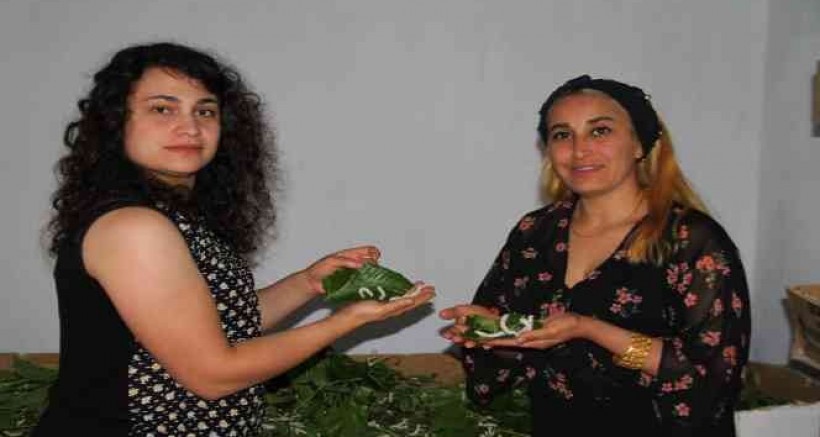 İki kadın arkadaş sırt sırta verdi ipek böcekçiliğine başladı