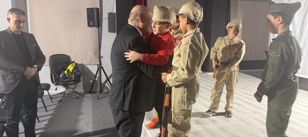 İlkokul Öğrencilerinin Asker Elbisesi İsteğini MHP'li Başkan Arslan Karşıladı 
