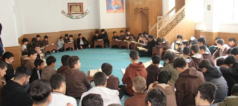 İmam hatipliler okul mescidlerinde mukabele halkalarında buluşuyor