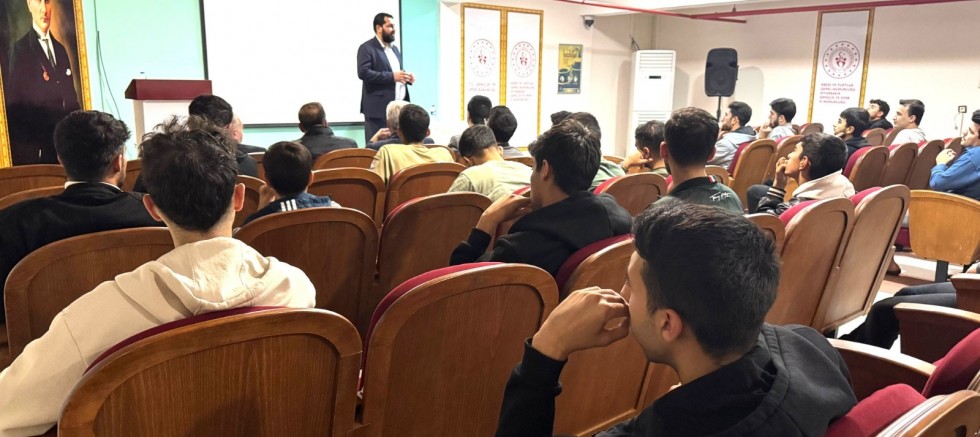 İman, İslam ve İhsan Bağlamında Gençlik Temalı Konferans Düzenlendi