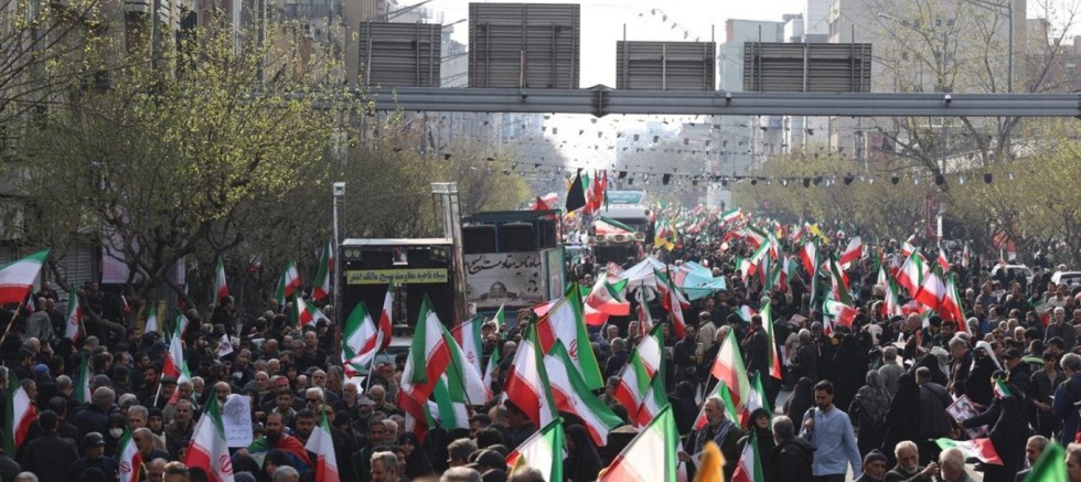 İran'da Dena müretteabatı ile Laricani için cenaze töreni düzenleniyor