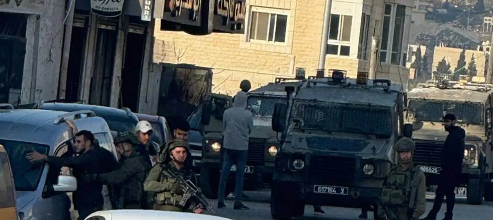 İşgalciler, Batı Şeria’da serbest bırakılan esirlerin evlerine baskın düzenledi
