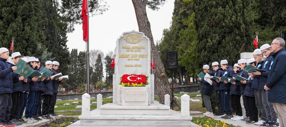 İstiklâl Marşı’nın kabulünün 105'inci yılı dolayısıyla Mehmet Âkif Ersoy kabri başında anıldı