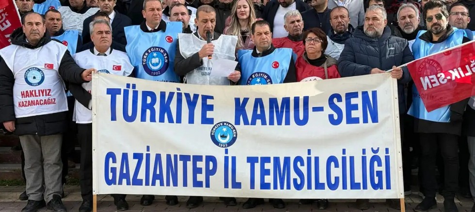 Kamu-Sen’e bağlı sendikalar Gaziantep Defterdarlığı önünde maaş zamlarını protesto etti