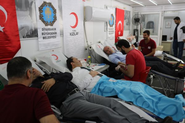 KAN BAĞIŞINDA BULUNDU  ARDINDAN ÇAĞRI YAPTI