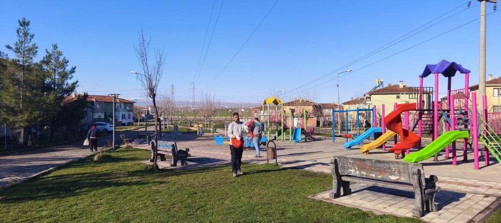 Kayapınar Belediyesi  Parktaki  Çimlerine  Gübre çalışması başlattı