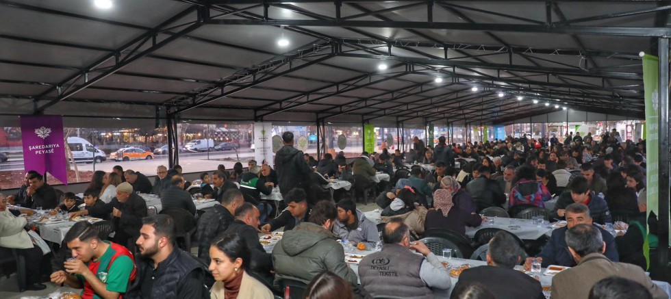 Kayapınar’da yüzlerce kişi aynı sofrada orucunu açtı