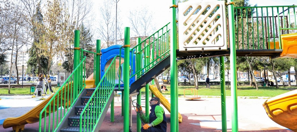 Kayapınar oyun gurubları ve spor aletlerinin bakım aldı