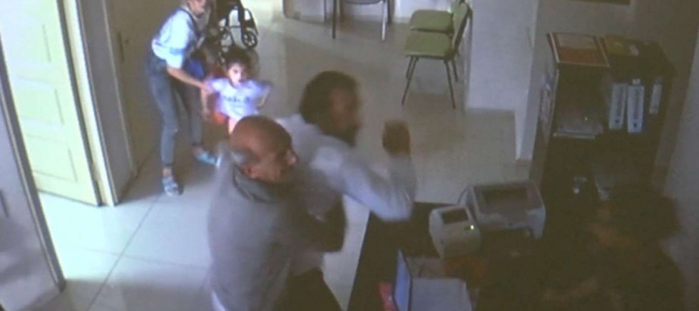 Kimliksiz ilaç yazmak isteyen baba ve oğulları sağlık çalışanlarına saldırdı