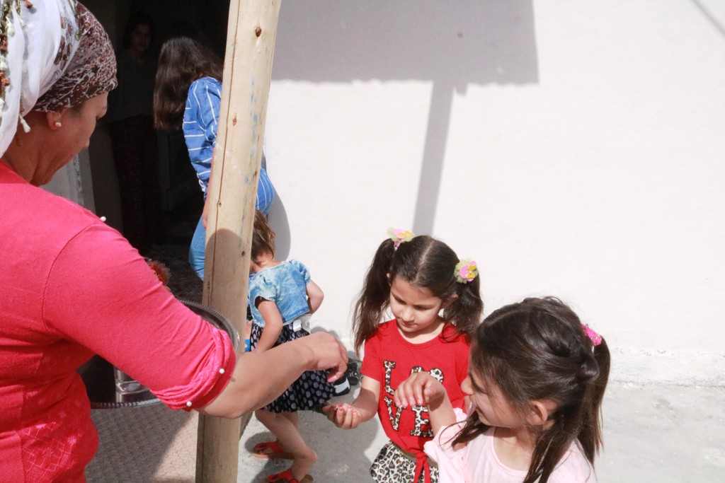 KISITLAMAYI DİNLEMEYEN ÇOCUKLAR  KAPI KAPI DOLAŞIP ŞEKER TOPLADI