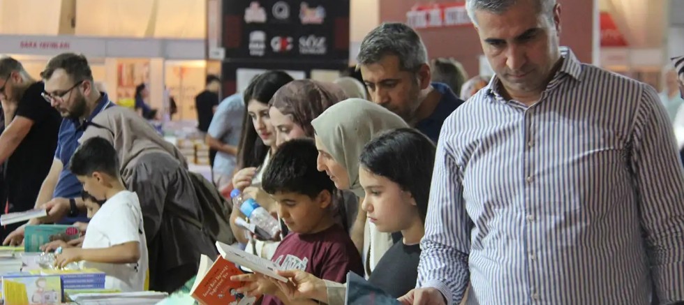 Kitapseverlerden ailelere çağrı: Çocuklar kitaplarla iç içe olmalı