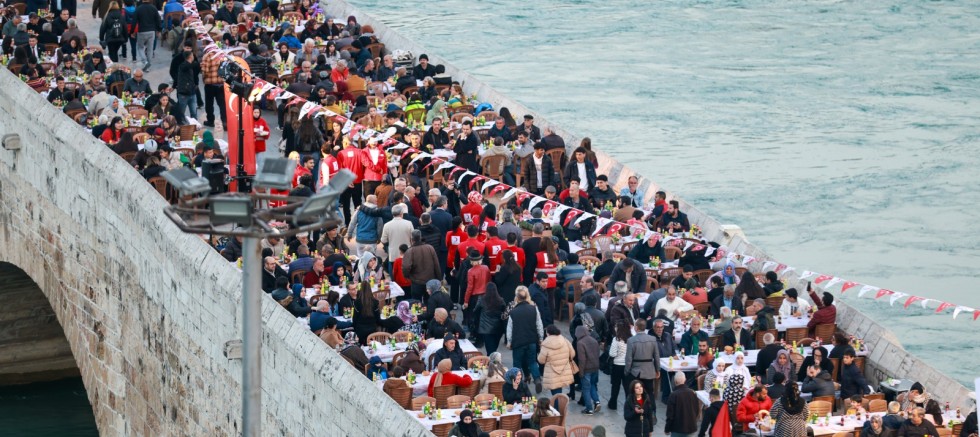 KIZILAY ADANA’DA YENİ AŞEVİ AÇTI,   TARİHİ TAŞKÖPRÜ’DE İFTAR SOFRASI KURDU