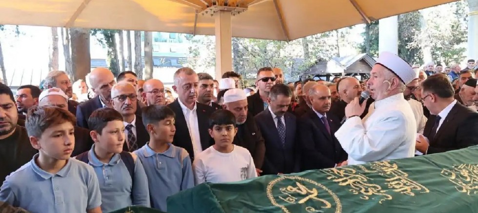 Kocaeli’de çöken binada hayatını kaybeden Bilir ailesi toprağa verildi