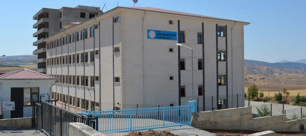 Konumu itibariyle zahmetli bir yerde olan okuldan öğrenci ve veliler şikayetçi