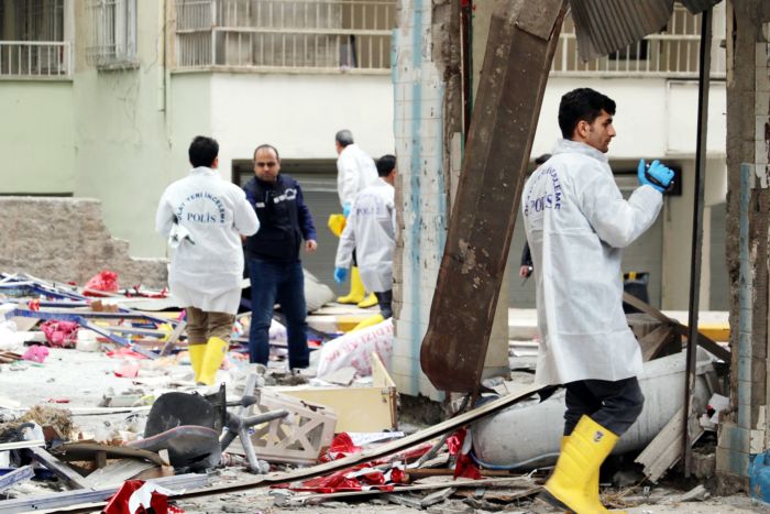 KORSAN İŞ YERİNDE HELYUM  GAZI PATLADI: 1 ÖLÜ 4 YARALI