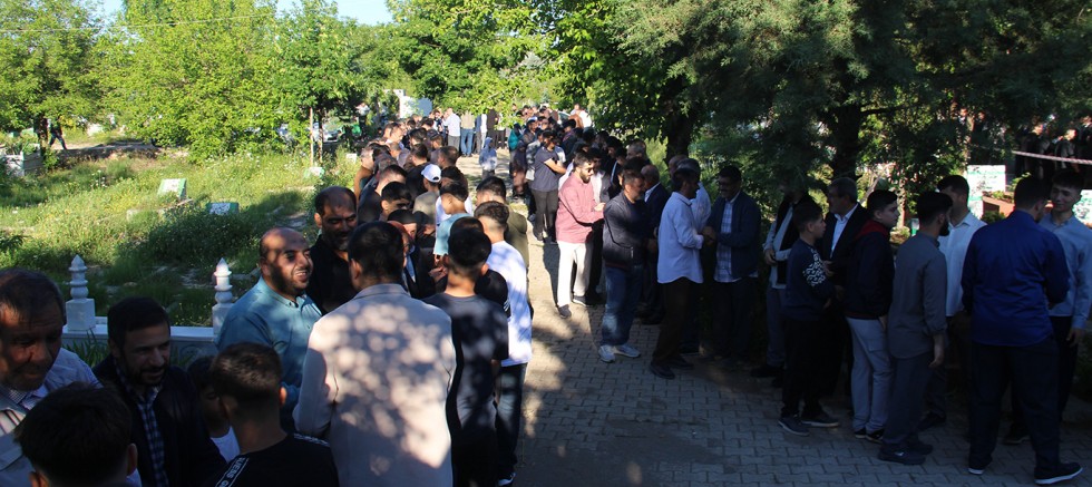 Kurban şehidleri mezarları başında yad edildi