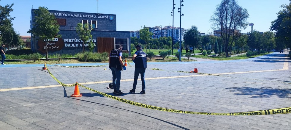 Kütüphane Önünde Dehşet: Tartıştığı Kadını Sırtından Vurup Kaçırdı