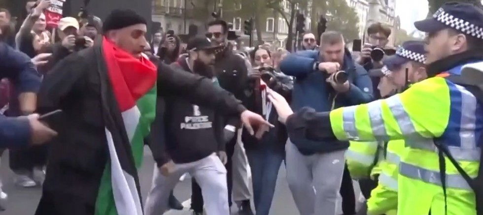 Londra'da düzenlenen Filistin yanlısı yürüyüşlerde 11 kişi gözaltına alındı
