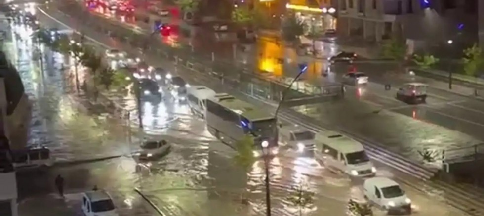 Malatya'da sağanak yağış nedeniyle alt geçitler ve yollar göle döndü