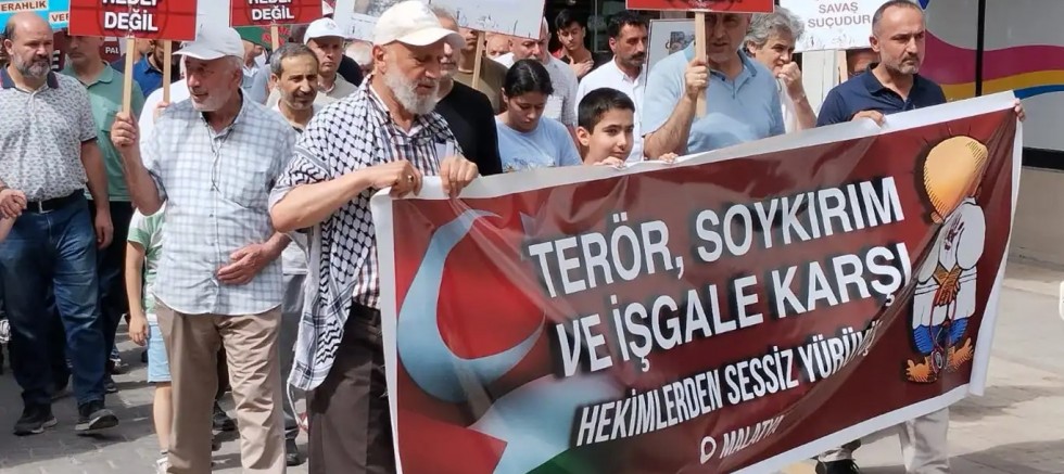 Malatya'da sağlık çalışanları Gazze'deki soykırıma yönelik protestolarını sürdürüyor