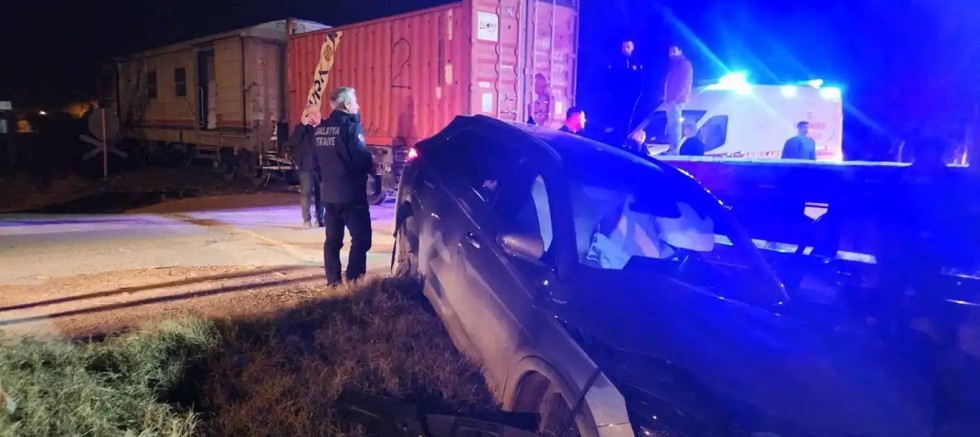 Malatya'da tren otomobile çarptı: 2'si çocuk 5 yaralı