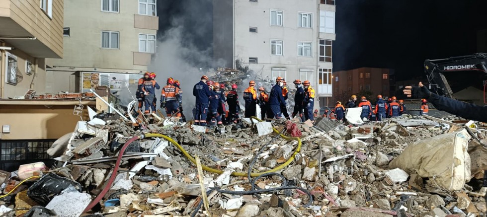 Maltepe'de çöken binada 3 kişiyi kurtarma çalışmaları devam ediyor