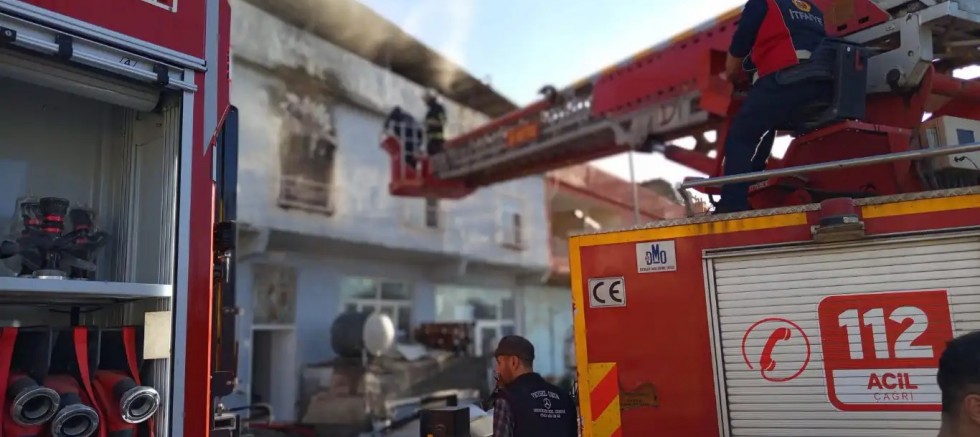 Mardin’de evde çıkan yangında 3 kişi dumandan etkilendi