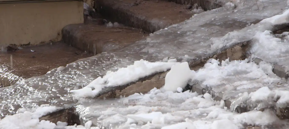Mardin Tarihi Çarşı’da biriken kar buz tehlikesine dönüştü: Esnaf ve vatandaşlardan yetkililere çağrı