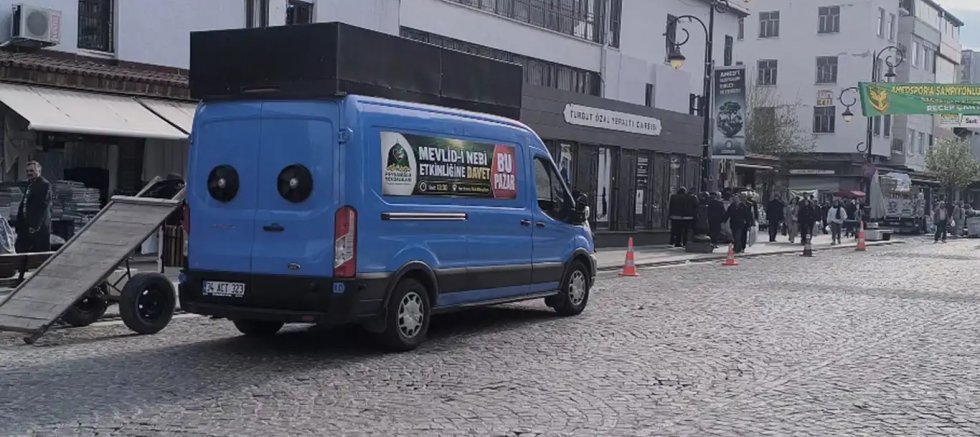 Mevlid-İ Nebi etkinliği için davet anonsları yapan araçlar Diyarbakır sokaklarında