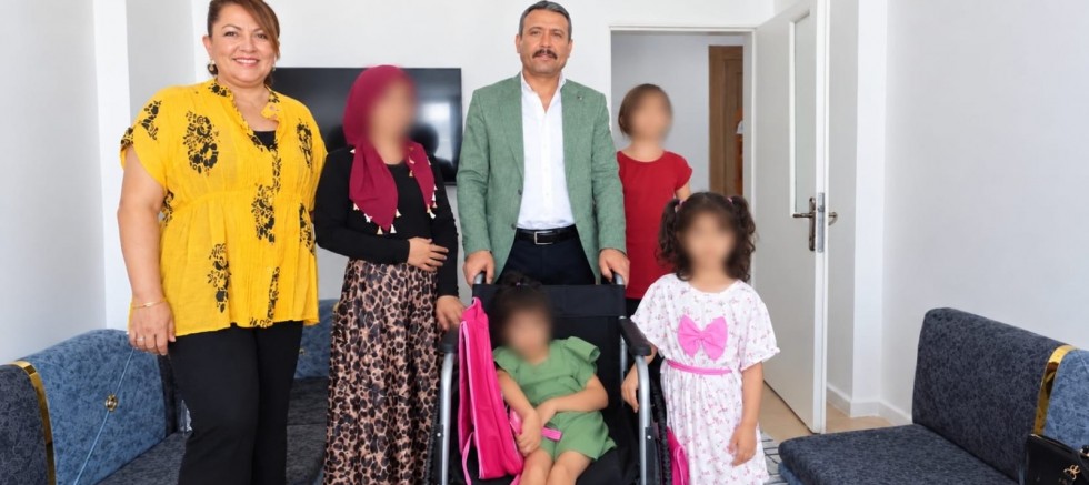 MHP Diyarbakır İl Başkanlığından ihtiyaç sahibi çocuğa tekerlekli sandalye desteği