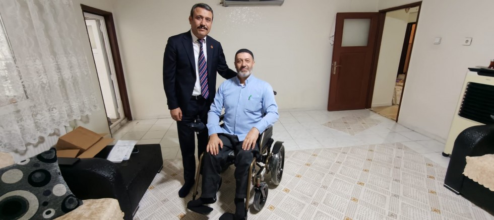 MHP’Lİ ÖZCOŞKUN’DAN ENGELLİ VATANDAŞA AKÜLÜ SANDALYE DESTEĞİ