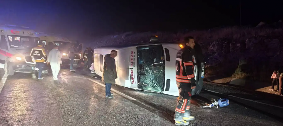 Öğrenci minibüsü başka bir araçla çarpıştı: 1'i ağır 14 yaralı