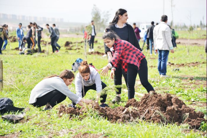 ÖĞRENCİLER KENT  ORMANINA FİDAN DİKTİ