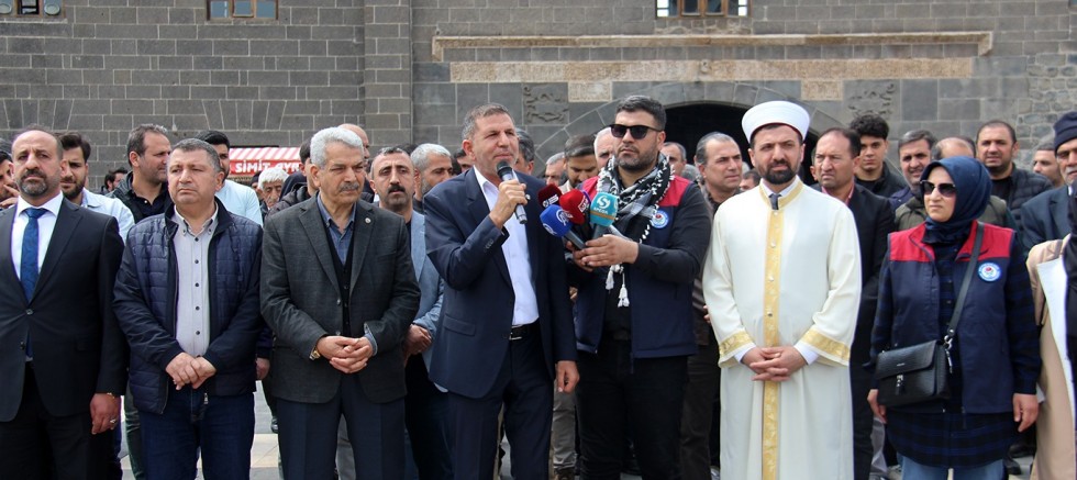 Okul saldırılarında vefat eden öğretmen ve öğrenciler için gıyabi cenaze namazı kılındı